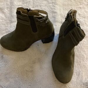 NWOT Fly London green leather ankle boots size 37